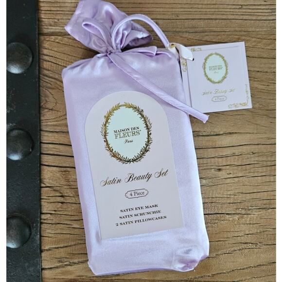 Maison Des Fleurs Paris Satin Beauty Gift Set pillowcase, eye mask and scrunchie - Picture 1 of 4
